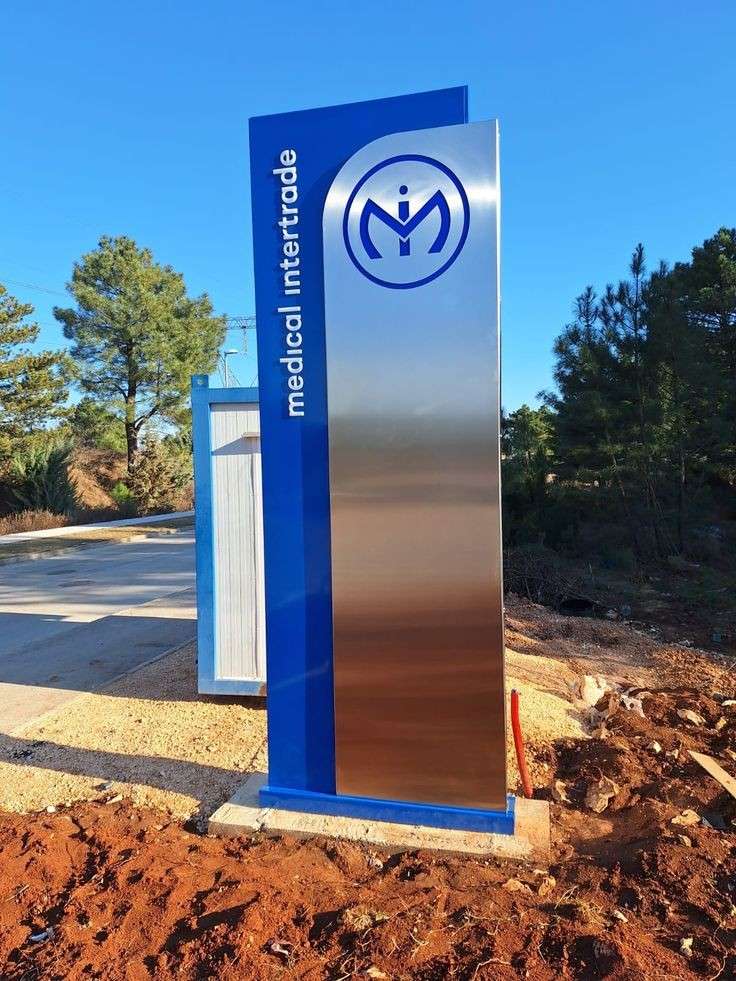 Digital pylon signs