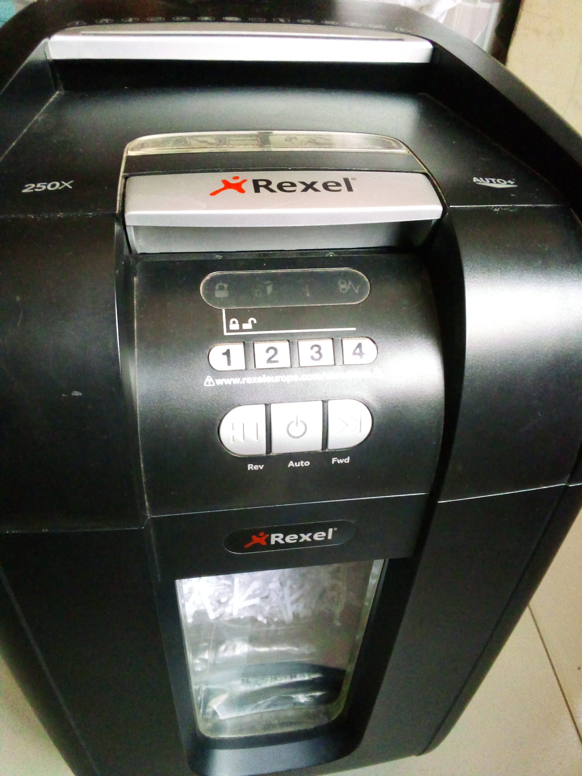 Papper shredder machine