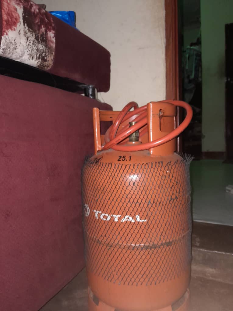 Gas cylinder and gas plate