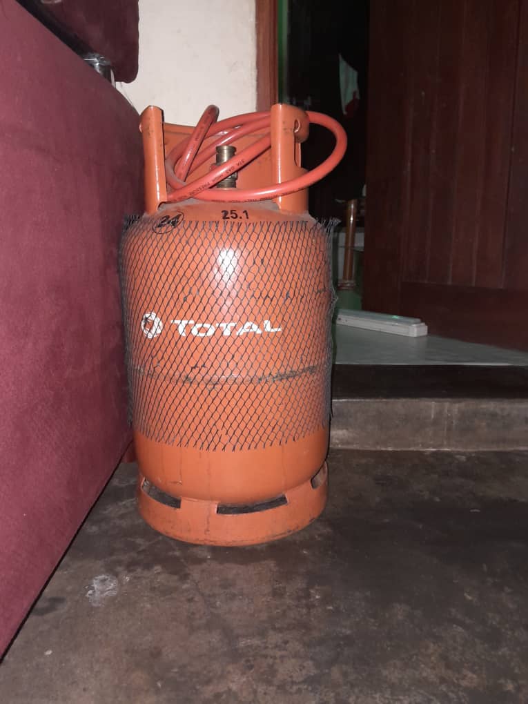Gas cylinder and gas plate