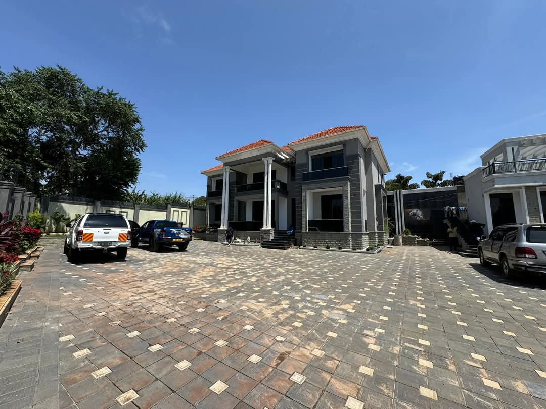 NEW MANSION IN MUNYONYO $1.2