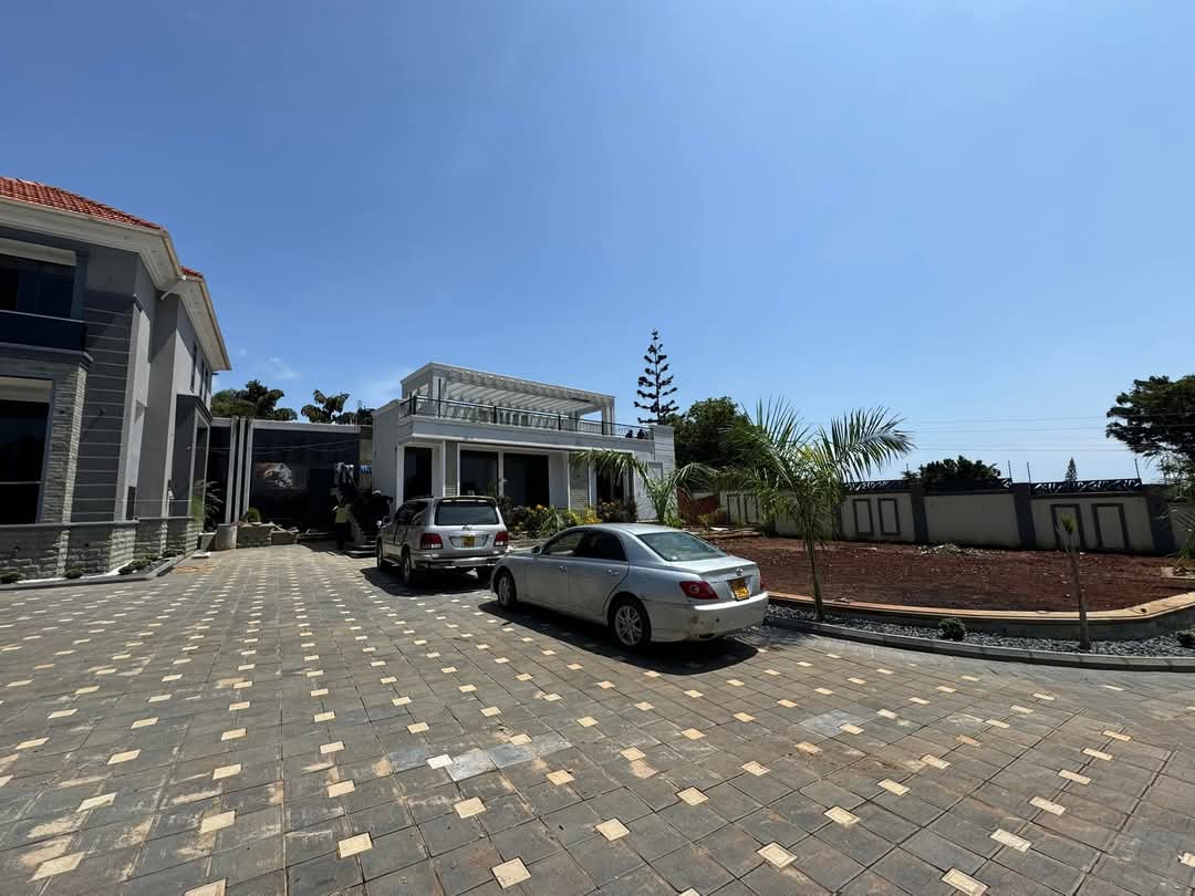 NEW MANSION IN MUNYONYO $1.2